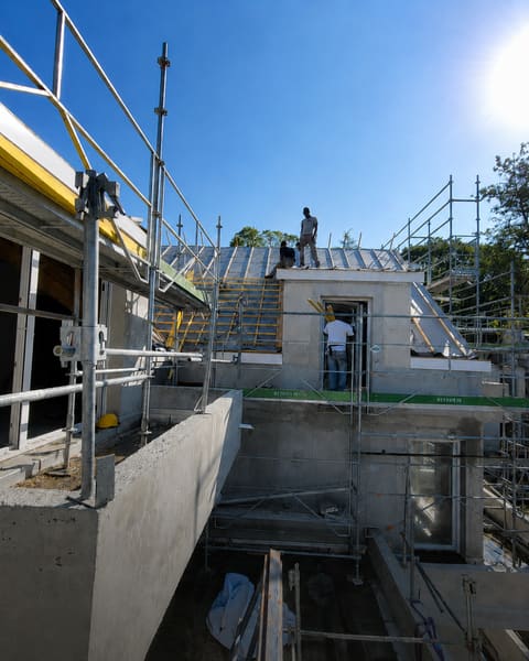 Le chantier des Jardins de la Seine : structure en béton banché et combles en cours de réalisation