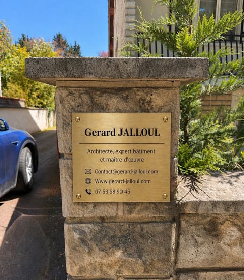 La plaque professionnelle gravée de Gérard Jalloul — architecte, expert bâtiment et maître d'œuvre — à l'entrée du cabinet