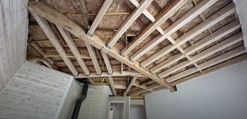 Charpente en chêne massif posée pour le renforcement d'un plancher