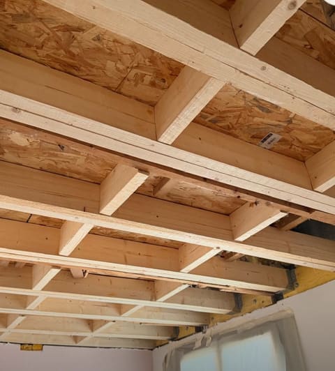 Détail du renforcement de plancher en chêne massif